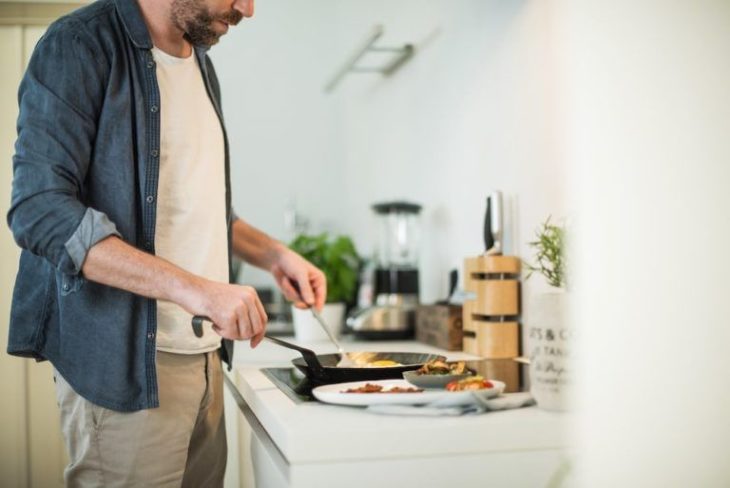 hombre cocinando