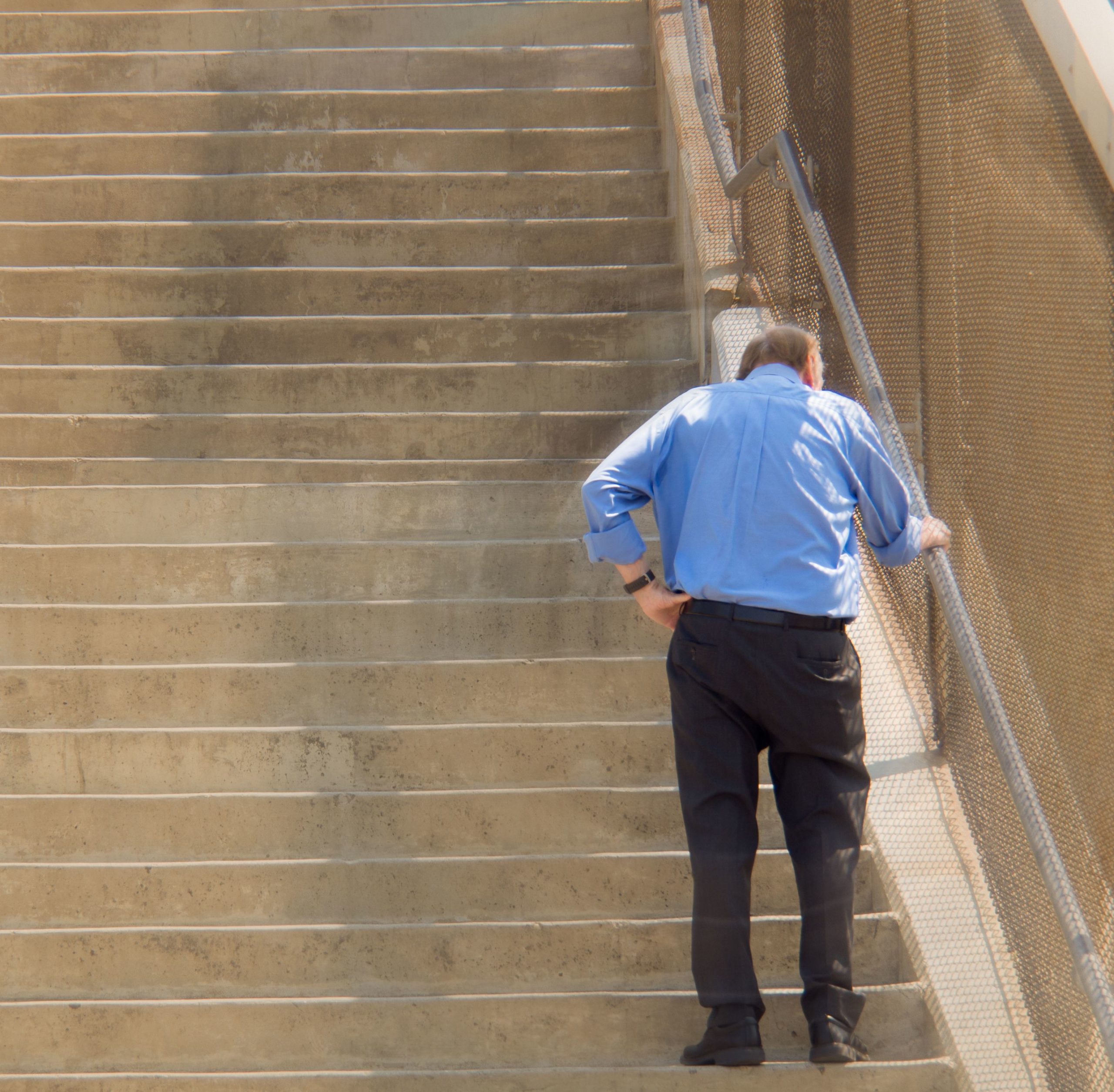 Совершенную человеком при подъеме по лестнице