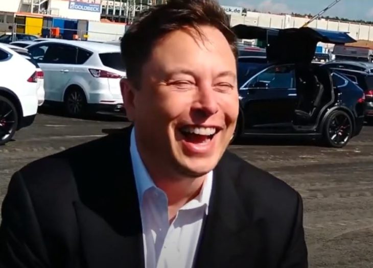 elon riendo