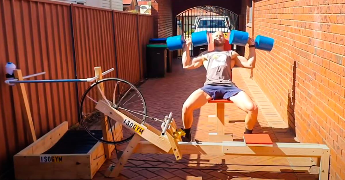 Hombre construye gimnasio casero con material reciclado