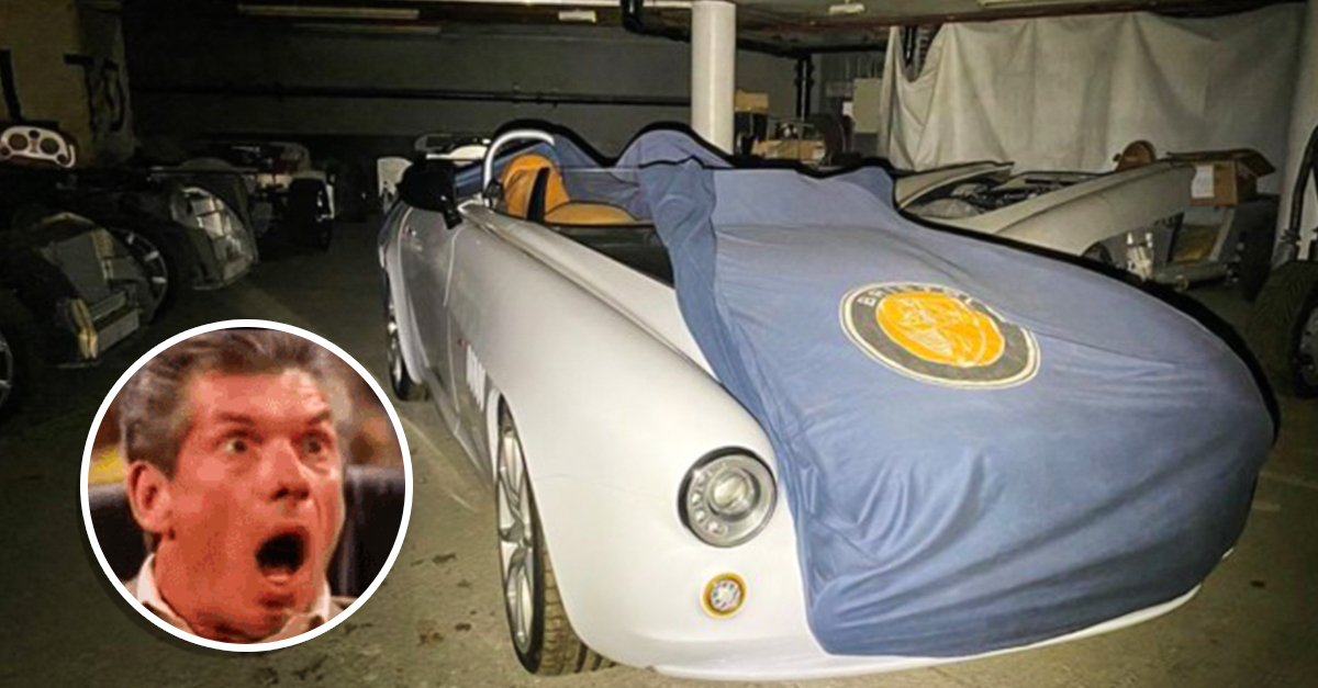 Investigaba en un sótano y encuentra colección de autos