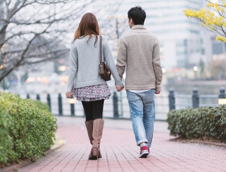 novios dando la mano