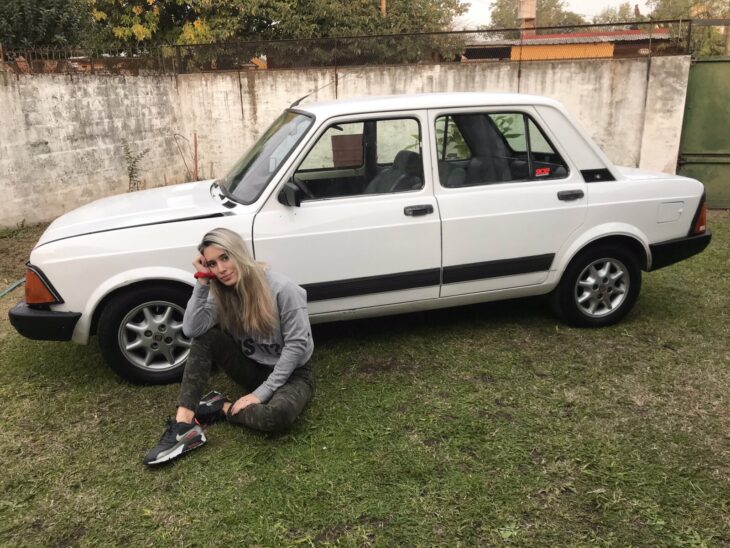 E1JUA88XsAIsjsJ 730x548 Chica argentina compra su primer coche: un Fiat 128 y recibe críticas en internet