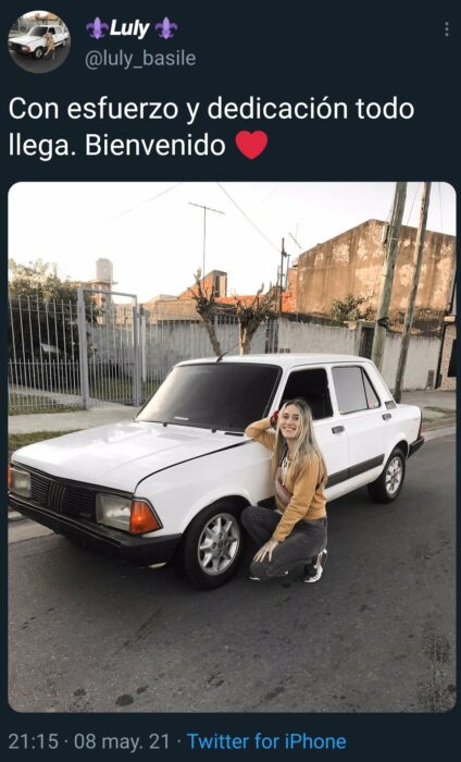 E1JyahxXIAUgpt5 424x700 Chica argentina compra su primer coche: un Fiat 128 y recibe críticas en internet