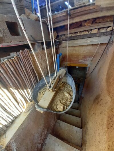 Joven en España construye una cueva en patio de casa