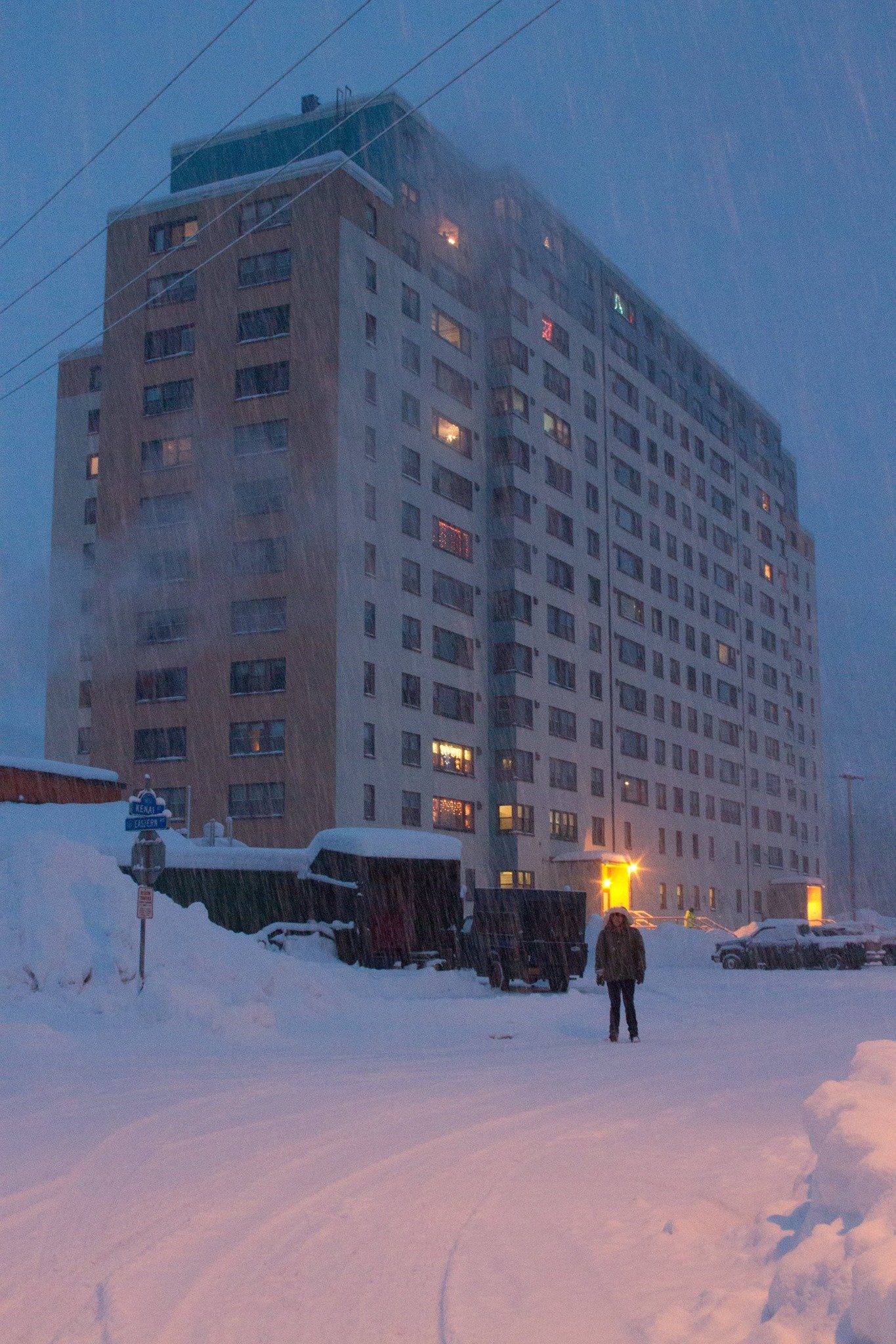 Весь город живет в одном доме. Уиттиер (Whittier), Аляска, США. Городок Уиттиер на Аляске. Город Уиттиер Аляска население. Башни Бегич.