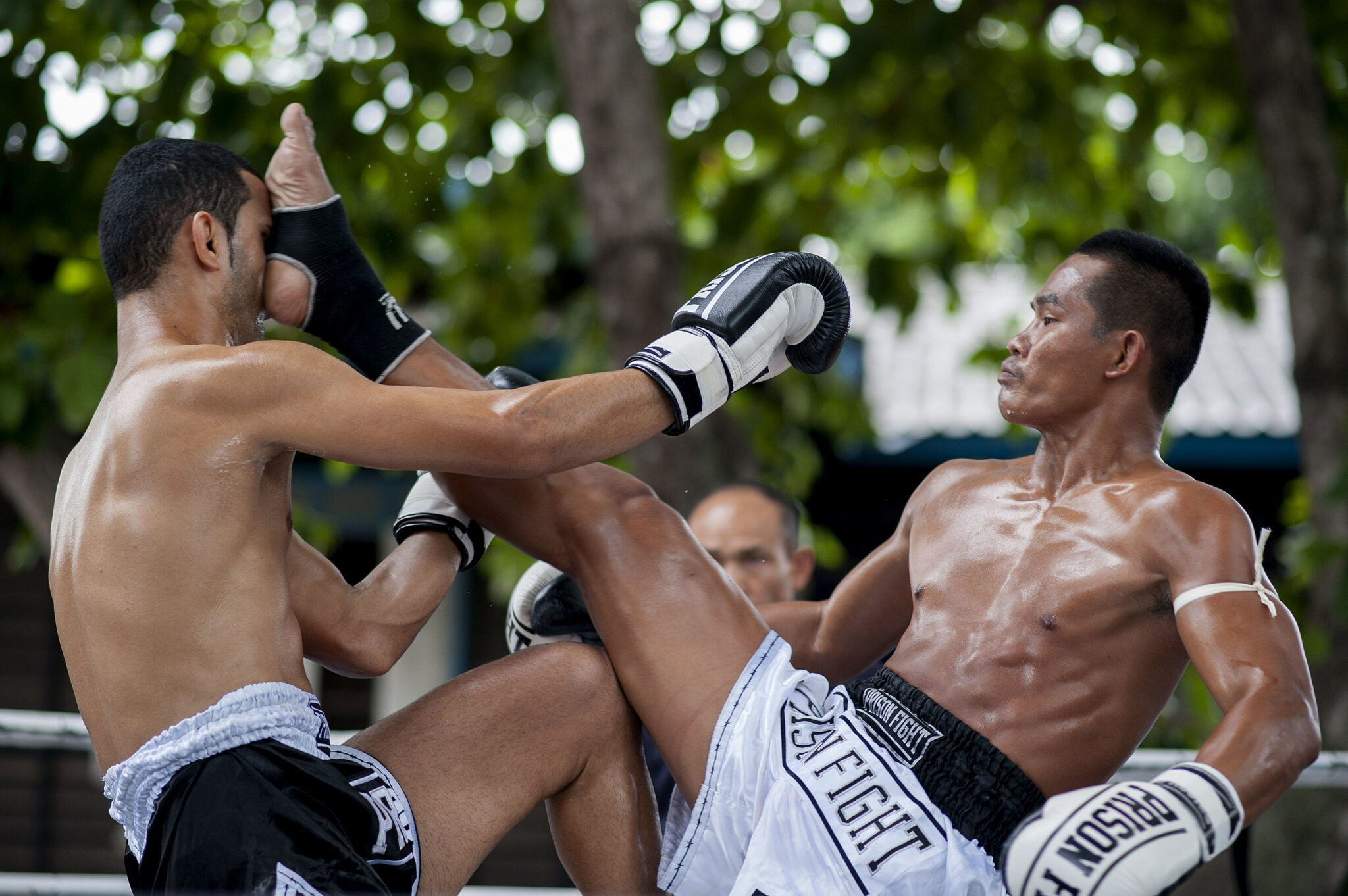 Боец муай тай. Муайтайские тайские бойцы. Боксерские прыжки. Тайский вид спорта. Тайский бокс.