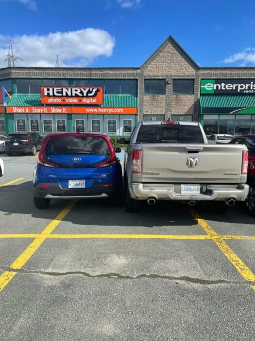 gente estacionándose mal