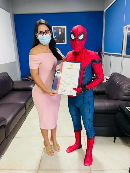Joven mexicano se titula vestido como el héroe Spider-Man