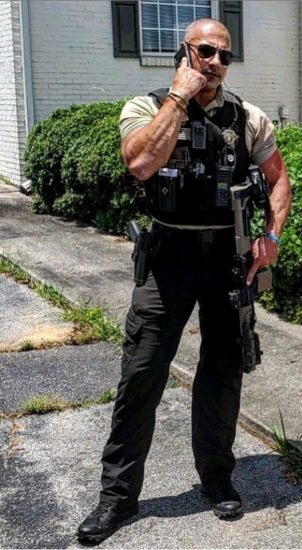 Eric Fields, el policía que es idéntico a Dwayne Johnson