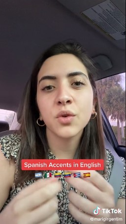 Chica imitando acentos mientras está en su auto