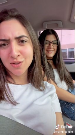 Chica imitando acentos mientras está en su auto