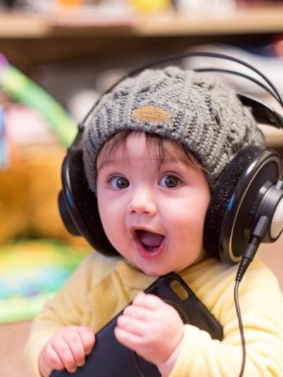 Bebé sonriendo y escuchando música 
