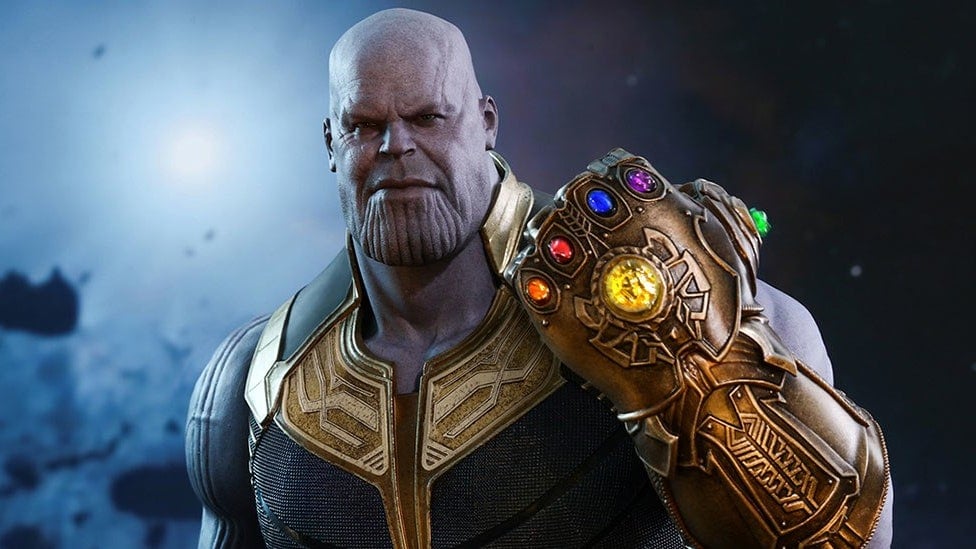 Thanos usando un guante con las gemas del infinito 