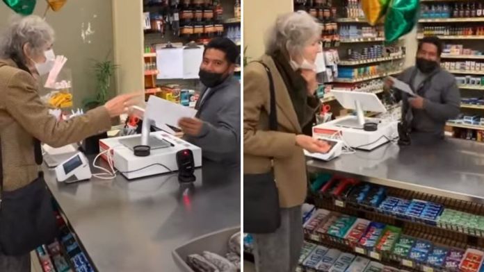 Abuelita en un supermercado; Abuelita gana la lotería y comparte el premio con cajero que le vendió el boleto