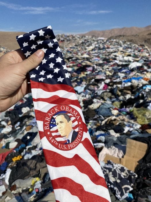 FINf9gTXEAMy5Iw 525x700 Atacama, el extraño desierto en Chile donde se tiran más de 100 mil toneladas de ropa sin dueño
