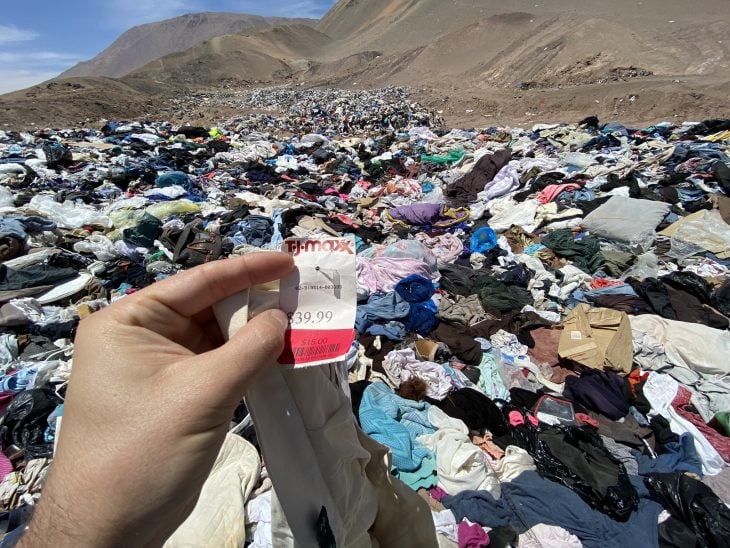FINfLbRWUAAYI j 730x548 Atacama, el extraño desierto en Chile donde se tiran más de 100 mil toneladas de ropa sin dueño
