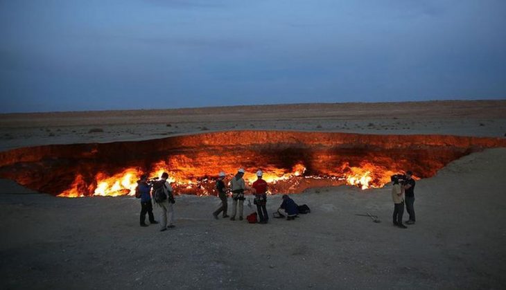 lapuerta 730x419 Presidente de Turkmenistán ordena a científicos apagar la ‘Puerta del Infierno’ que arde desde 1971