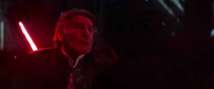 Han Solo muere a manos de Kylo Ren.