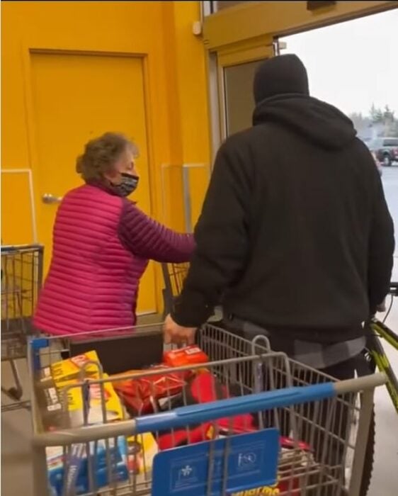 Abuela contra ladrón en Walmart