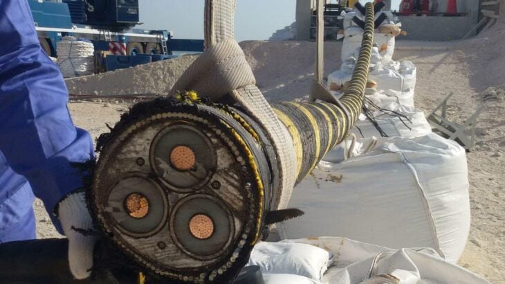 fotografía que muestra la orilla donde muestra el interior de un cable submarino