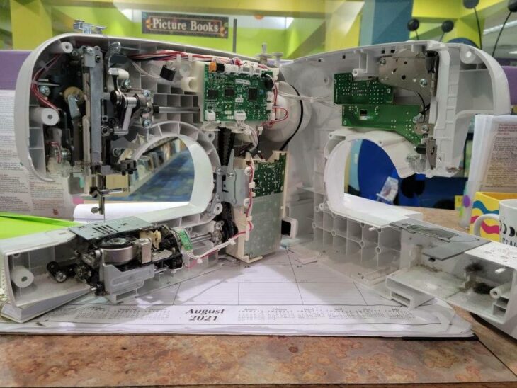 maquina de coser partida por la mitad que muestra cómo luce en su interior 