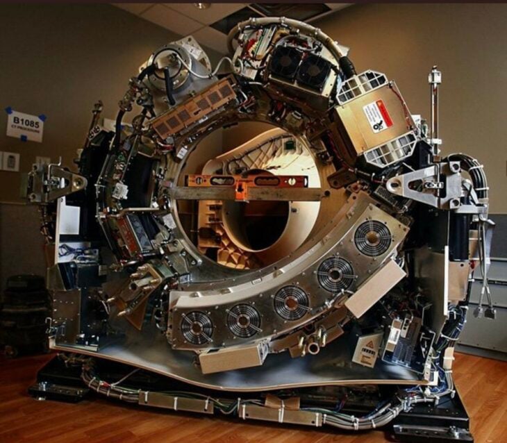 imagen que muestra el interior de un escáner de tomografía 