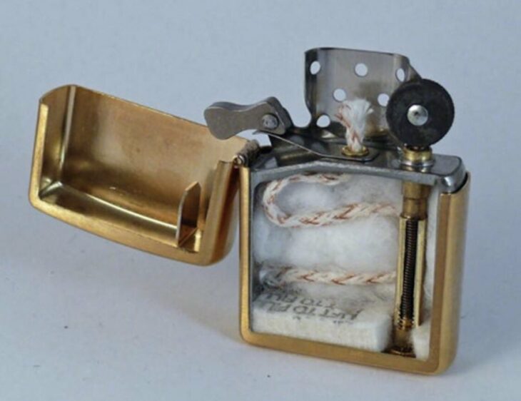 encendedor tipo zippo que muestra como luce en su interior 