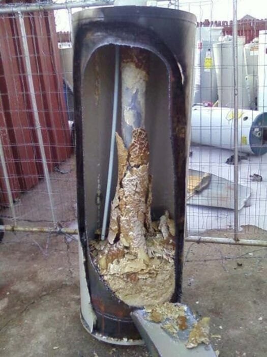 imagen que muestra cómo se ve un boiler o calentador de agua por dentro 