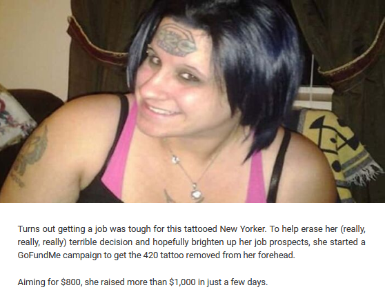 Mujer se tatua la frente y busca apoyo económico en GofundMe para borrar el tatuaje