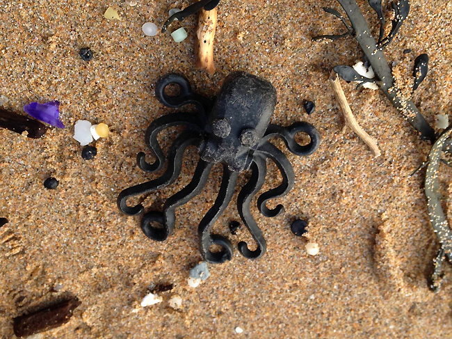 Pulpo negro de Lego encontrado en la playa decornelles inglaterra adrift beachcomb