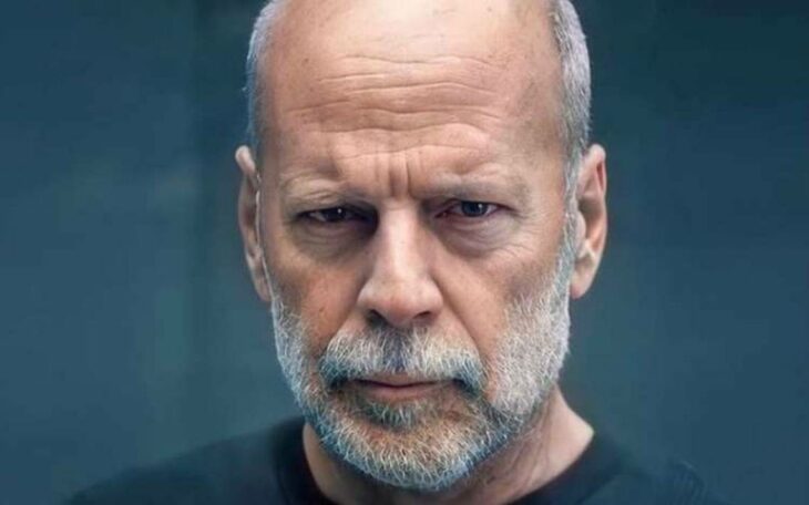 Bruce Willis Descuidado viendo de frente