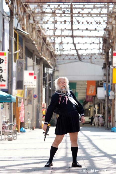 Abuelo japonés vestido de colegiala