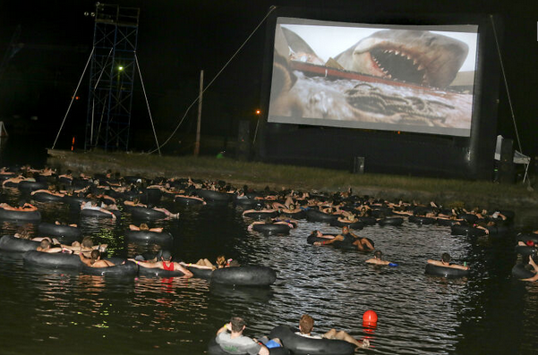 Cine en el lago para ver tiburón