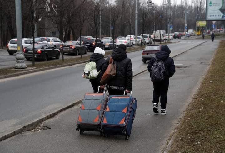 abuelos llevando sus maletas ;Fotos que muestran las tristes consecuencias en el conflicto Ucrania - Rusia