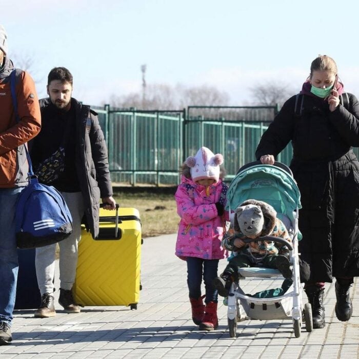 padres huyendo con sus hijos ;Fotos que muestran las tristes consecuencias en el conflicto Ucrania - Rusia