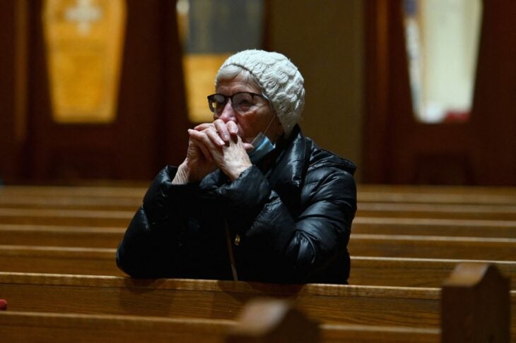 abuela rezando ;Fotos que muestran las tristes consecuencias en el conflicto Ucrania - Rusia