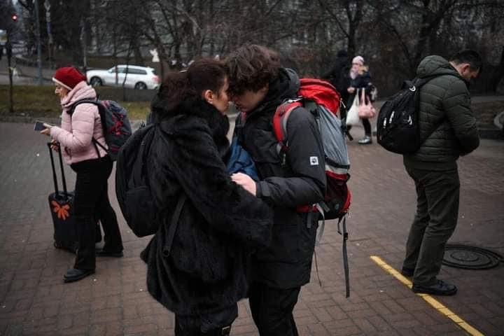 madre consolado a su hijo ;Fotos que muestran las tristes consecuencias en el conflicto Ucrania - Rusia