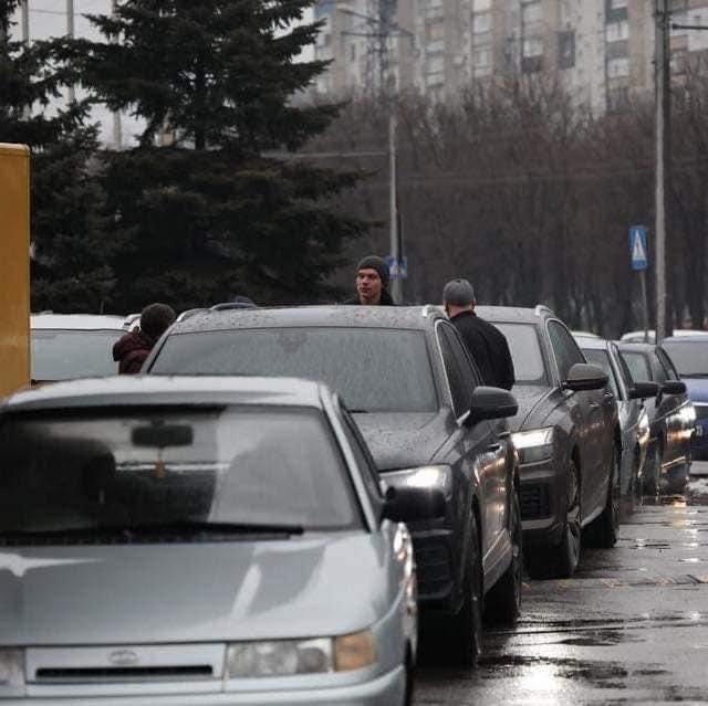 personas en carretera ;Fotos que muestran las tristes consecuencias en el conflicto Ucrania - Rusia