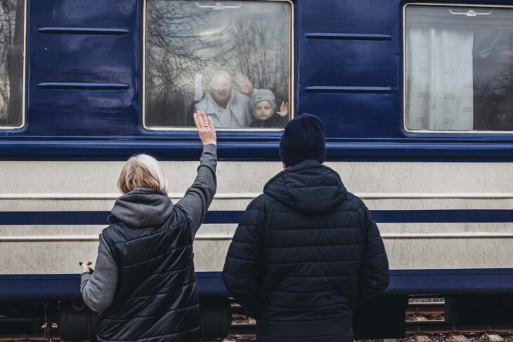 familia despidiéndose en el metro ;Fotos que muestran las tristes consecuencias en el conflicto Ucrania - Rusia