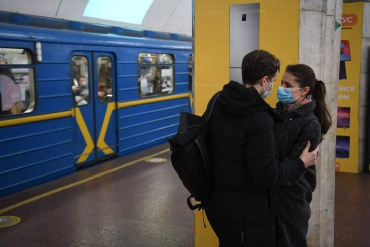 novios despidiéndose ;Fotos que muestran las tristes consecuencias en el conflicto Ucrania - Rusia