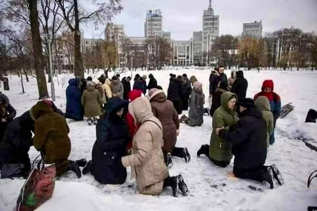 personas orando ;Fotos que muestran las tristes consecuencias en el conflicto Ucrania - Rusia