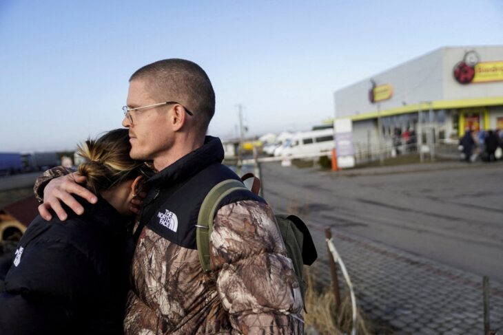 Mujer siendo consolada por su esposo ;Fotos que muestran las tristes consecuencias en el conflicto Ucrania - Rusia