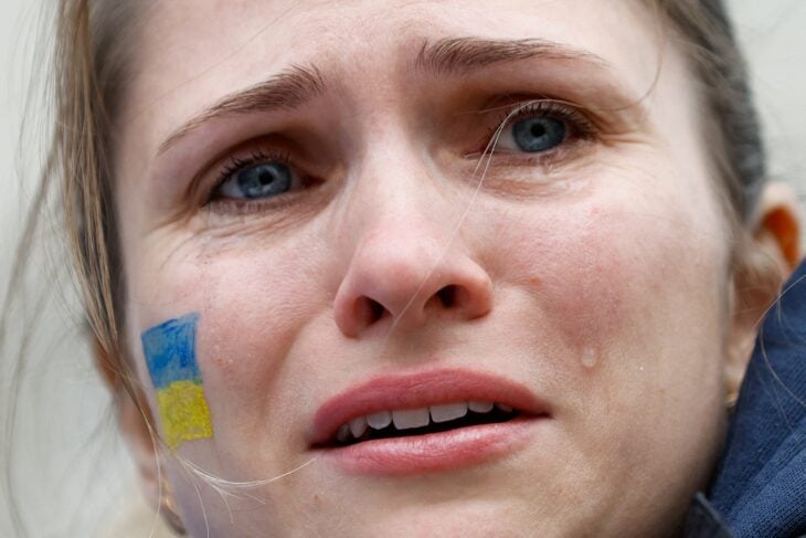 Mujer llorando ;Fotos que muestran las tristes consecuencias en el conflicto Ucrania - Rusia