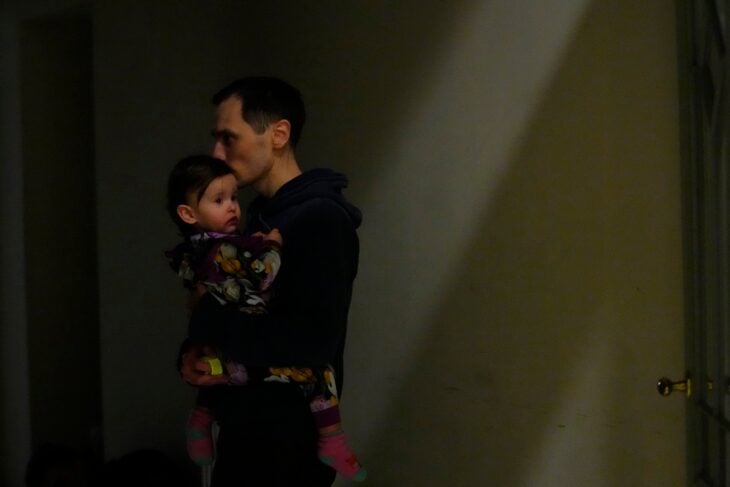 Padre besando a su hija en la frente ;Fotos que muestran las tristes consecuencias en el conflicto Ucrania - Rusia