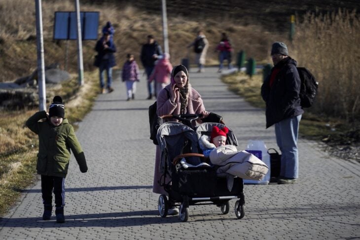 Madre huyendo con sus hijos a pie ;Fotos que muestran las tristes consecuencias en el conflicto Ucrania - Rusia