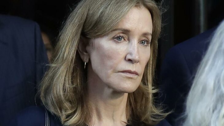 Felicity Huffman siendo liberada de prisión