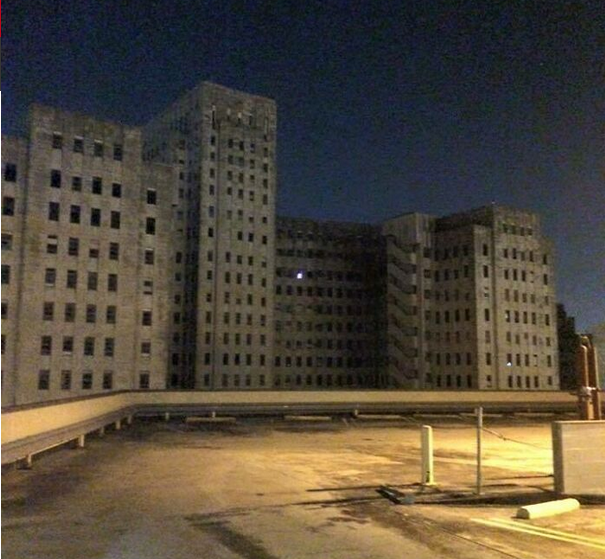 Hospitalabandonado con una ventana iluminada