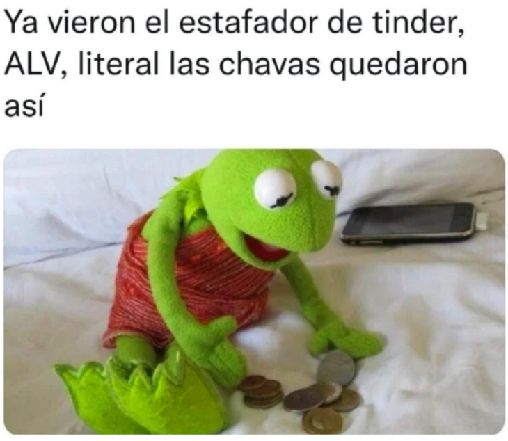 Kermit queda como las chicas del estafador de Tinder sobre la cama contando las monedas y con el teléfono ccelular