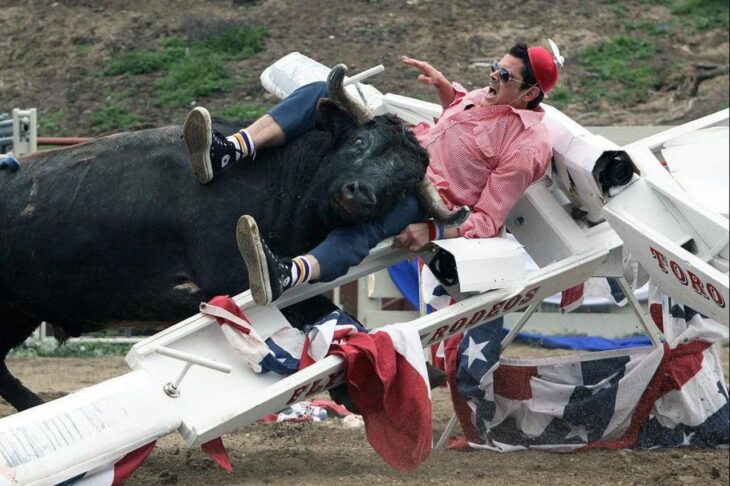 Knoxville es arremetido por un toro durante un truco de la película jackass forever